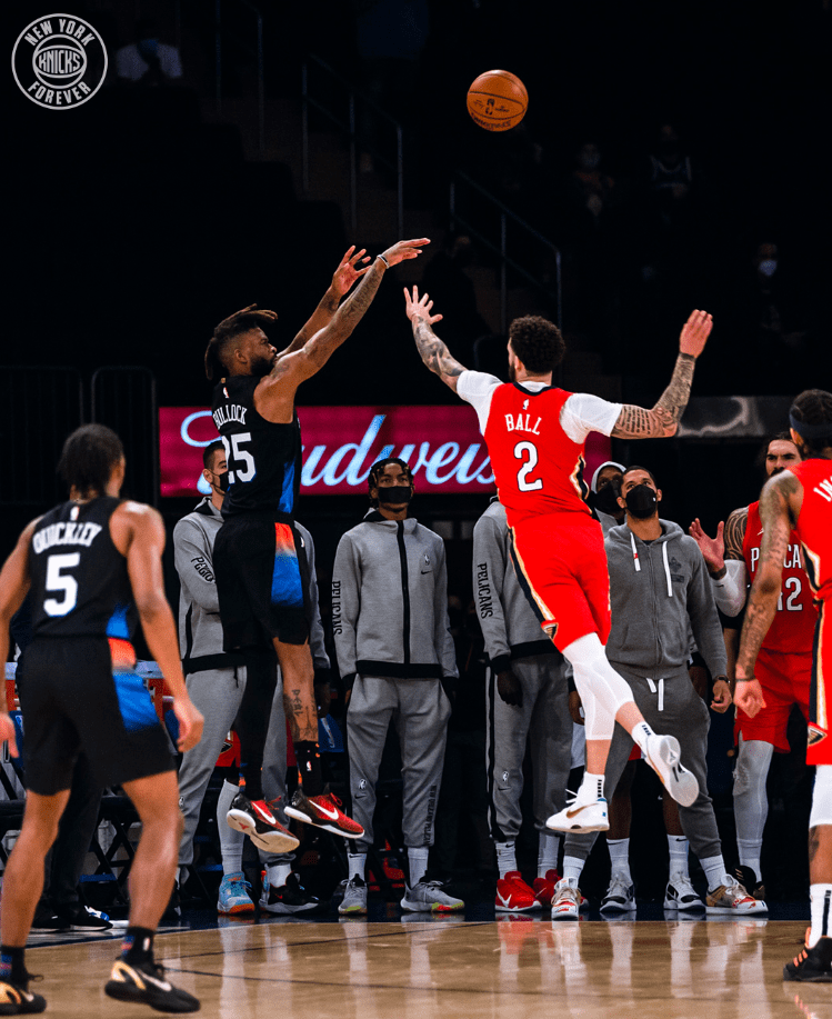 九游电竞 -纽约尼克斯训练开放日，窗口期更衣室发声引欢呼，德甲在即，资深球员宣示担当(圣安东尼奥马刺队更衣室名言)