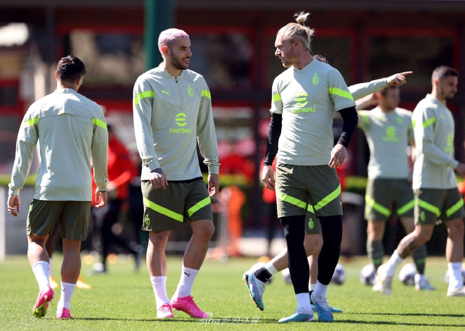 九游体育平台 -包含转会期AC米兰备战全明星赛集结日克里夫兰骑士豪取连胜，Uzi连续七场比赛得分超过夺冠看傻球迷的词条